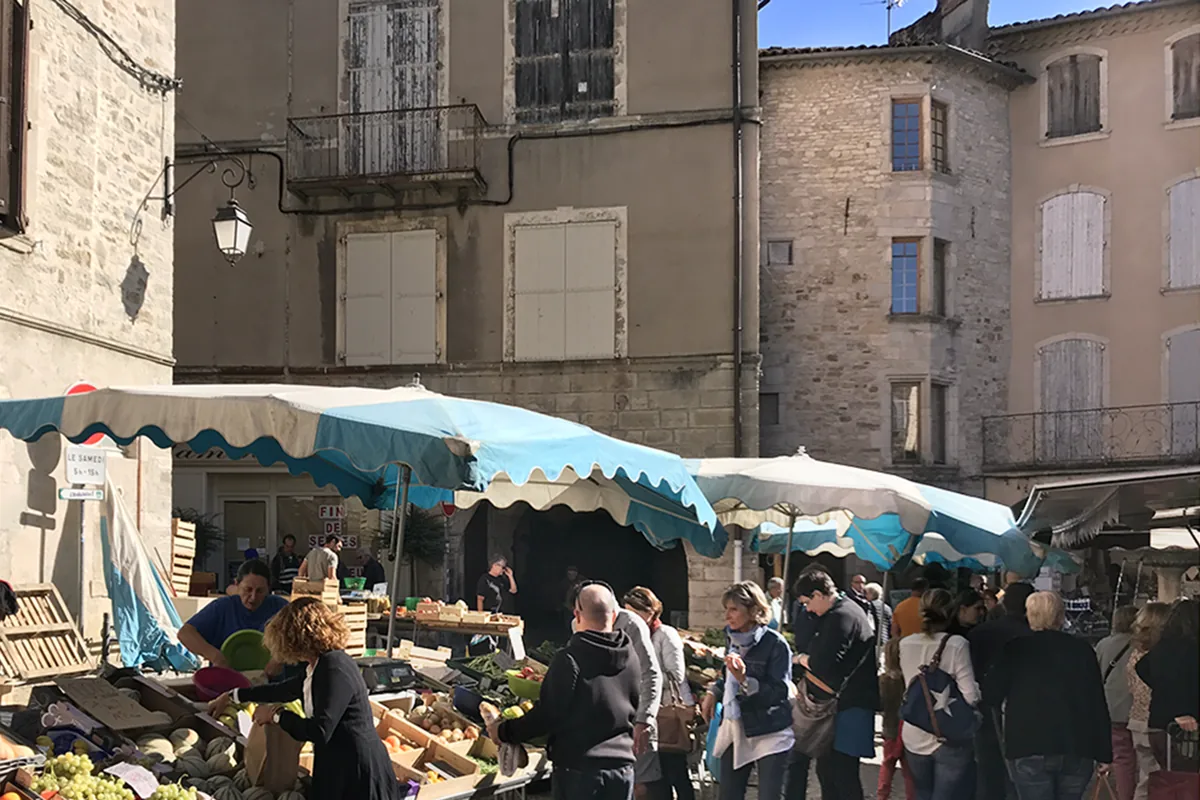 Marché coloré, légumes/fromage/olives, été, lumière.