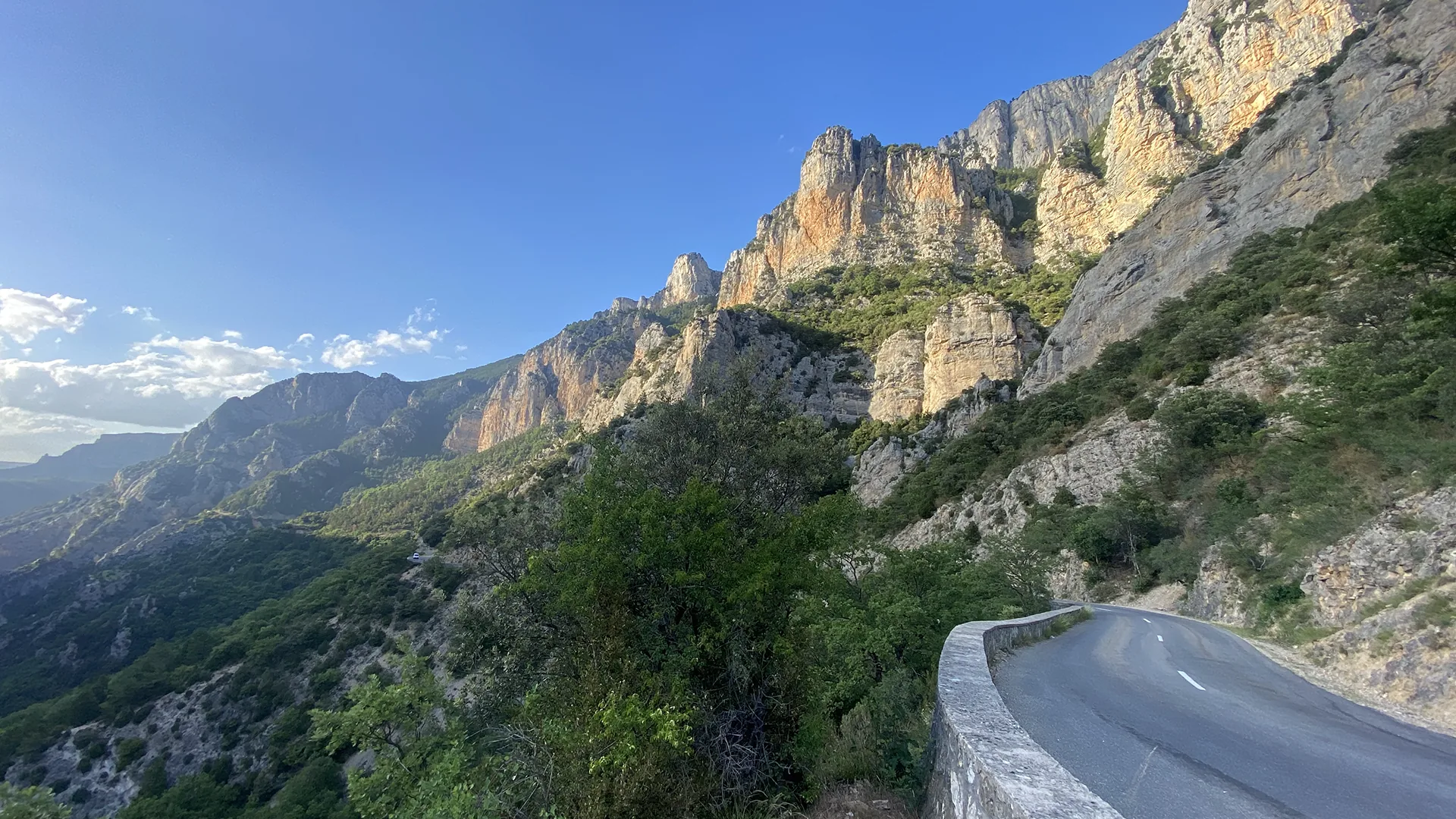 Auto auf Departementalstraße durch Garrigue, Ankommen-Gefühl.