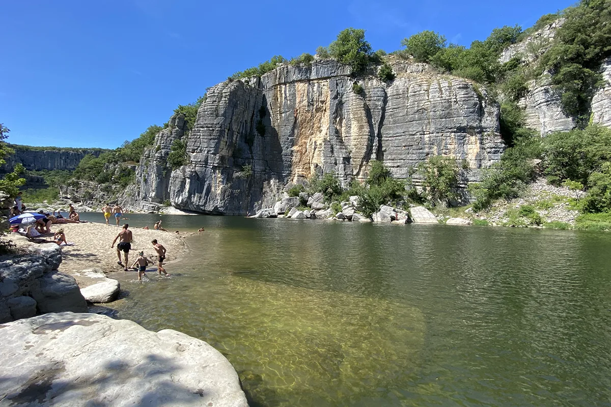 Kinder am Ufer der Ardèche