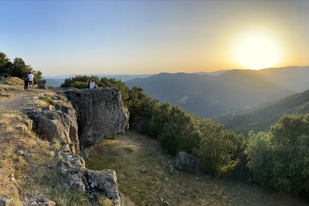 Ikonische Schlucht, Fluss, Kalksteinfelsen, Garrigue. Kein Mensch.
