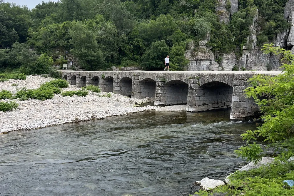 Alte Steinbogenbrücke über den Fluss