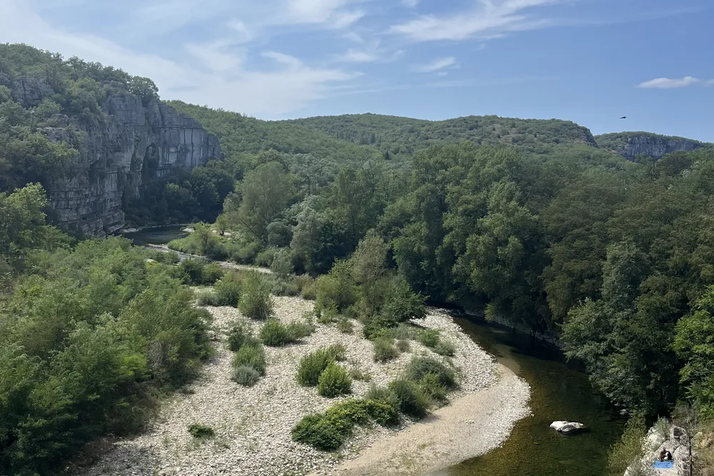 Blick über eine Flussschleife mit heller Kiesbank
