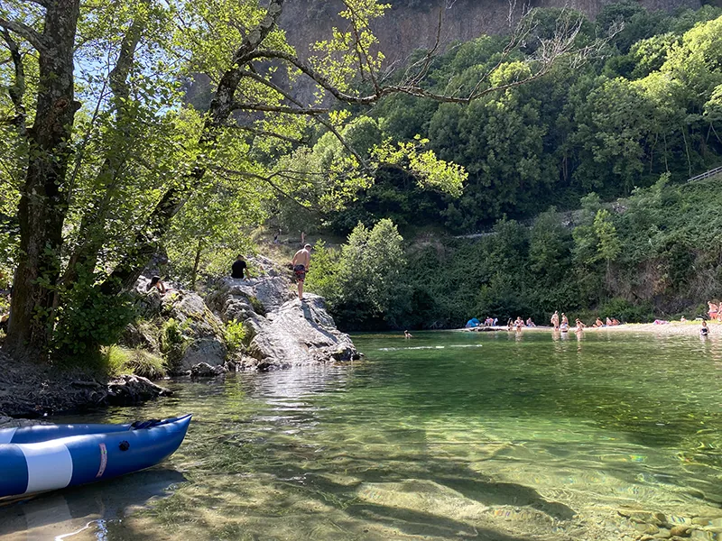 Eau limpide de la rivière Beaume, idéale pour nager et se baigner dans le sud de la France