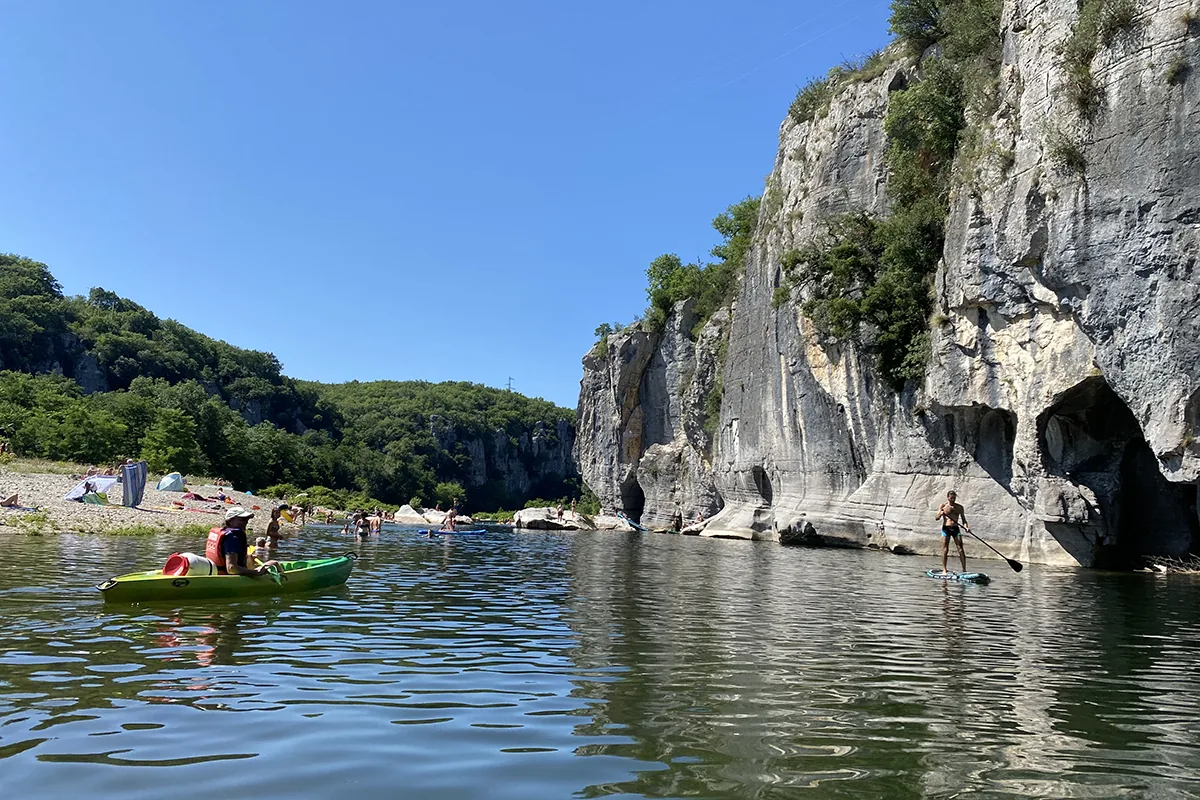 Petite embarcation sur la Beaume paisible, idyllique, peu fréquentée.