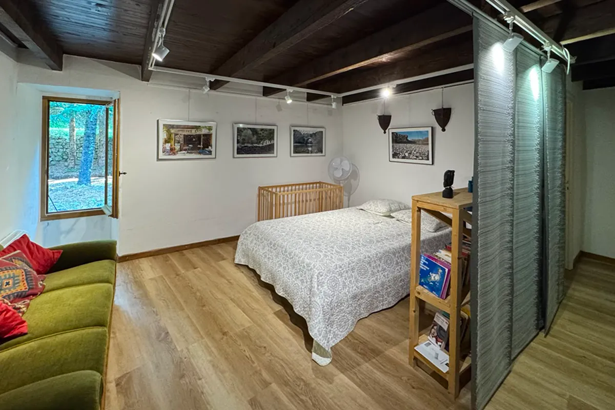 Durchgangszimmer mit zusätzlichem Doppelbett und Kinderbett