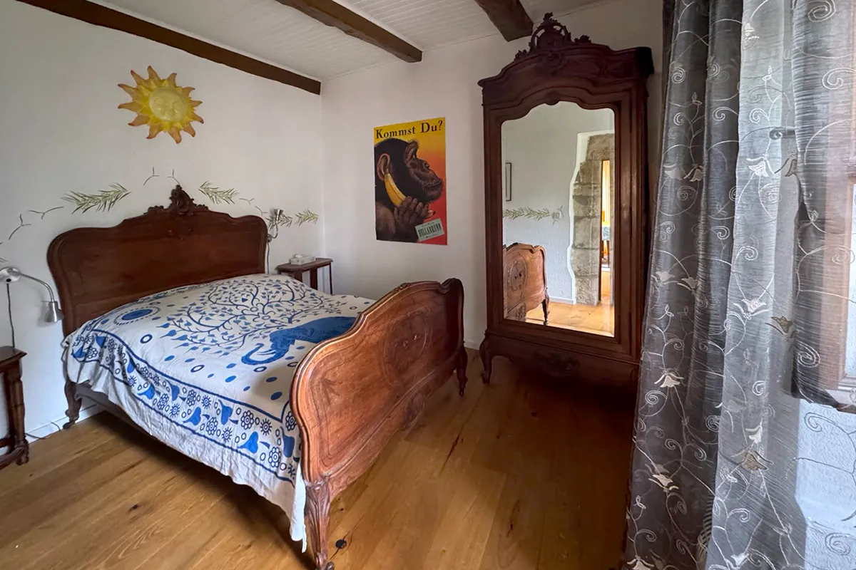 Schlafzimmer mit antikem Nussbaumbett