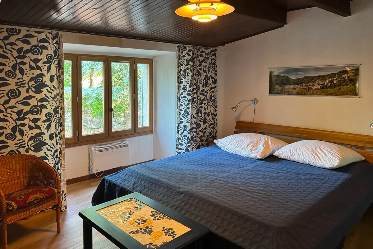 Schlafzimmer mit Holzdecke und Talblick