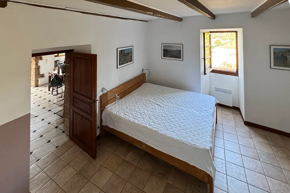 Helles Schlafzimmer mit Fenster ins Grüne