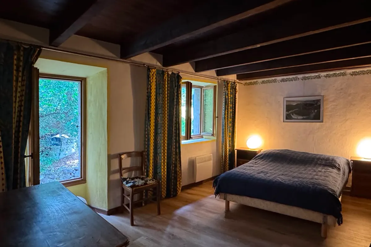 Schlafzimmer mit alten Deckenbalken