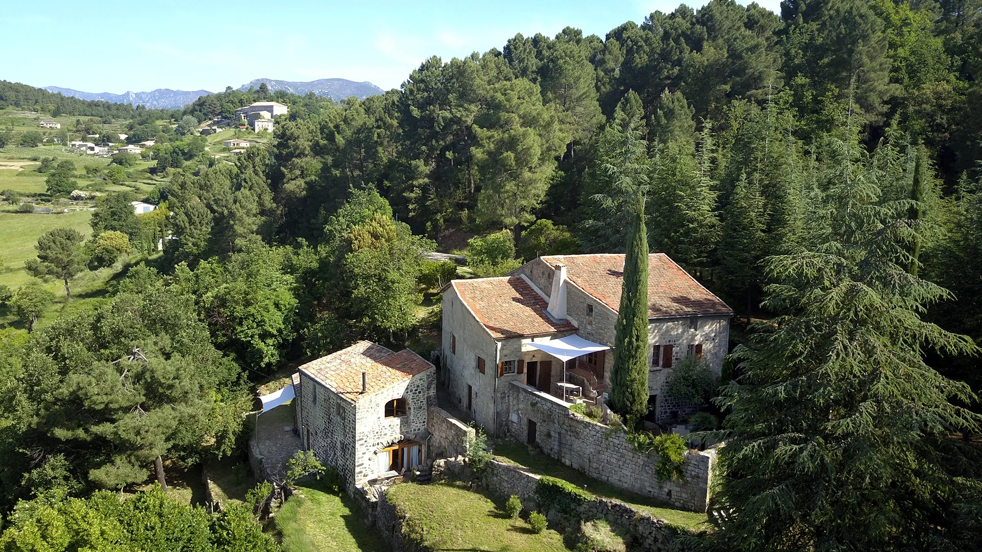 Deux maisons en pierre rénovées en Ardèche