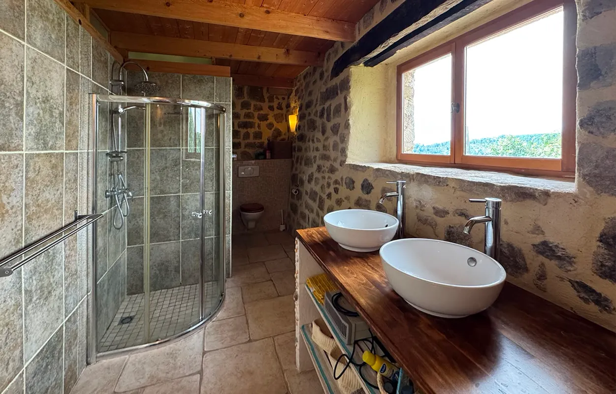 Bad mit Dusche und zwei Waschbecken