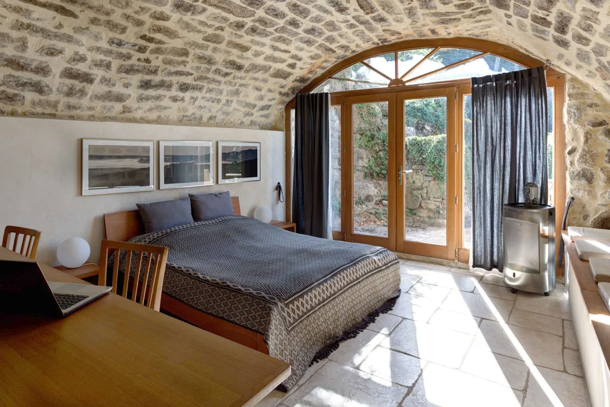 Hauptschlafzimmer mit Gewölbedecke und Bogentür zur Ost-Terrasse