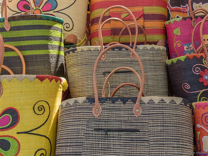Paniers de marché colorés, détail typique de marché.