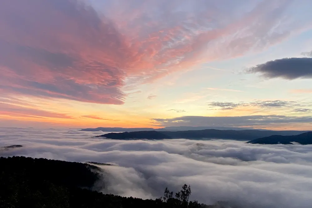 Lever de soleil au-dessus de la mer de nuages