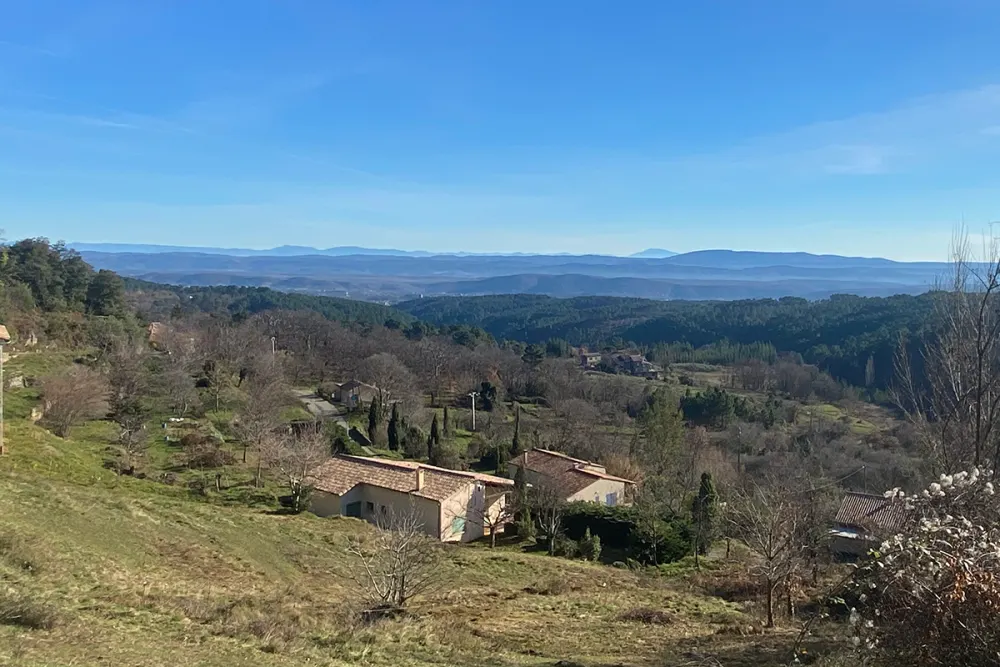 Vue dégagée sur la vallée par une claire journée d’hiver