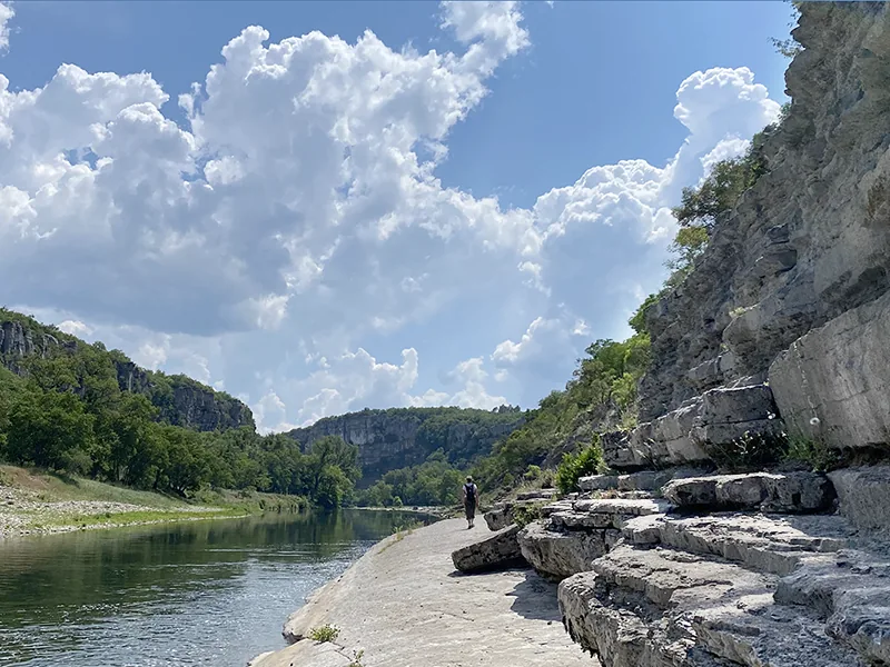 Randonneur contemplant les vallées du Parc naturel régional des Monts d’Ardèche