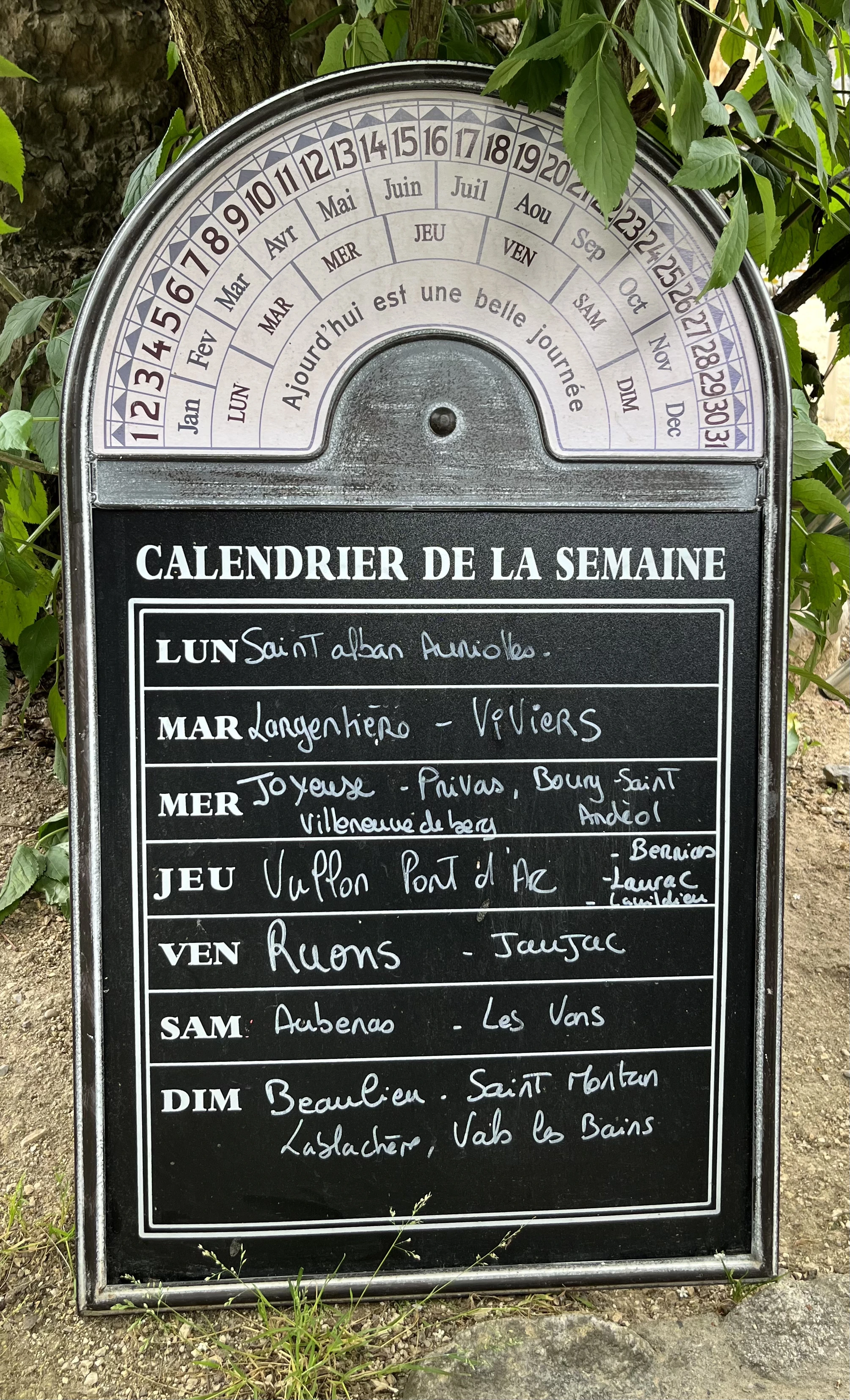 Handgeschriebener Marktkalender einer Épicerie in der Ardèche — jeder Tag, jeder Markt.